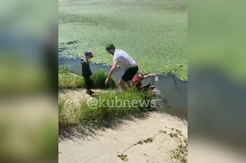 В Краснодаре мужчина спас упавших в озеро Карасун ребенка и женщину